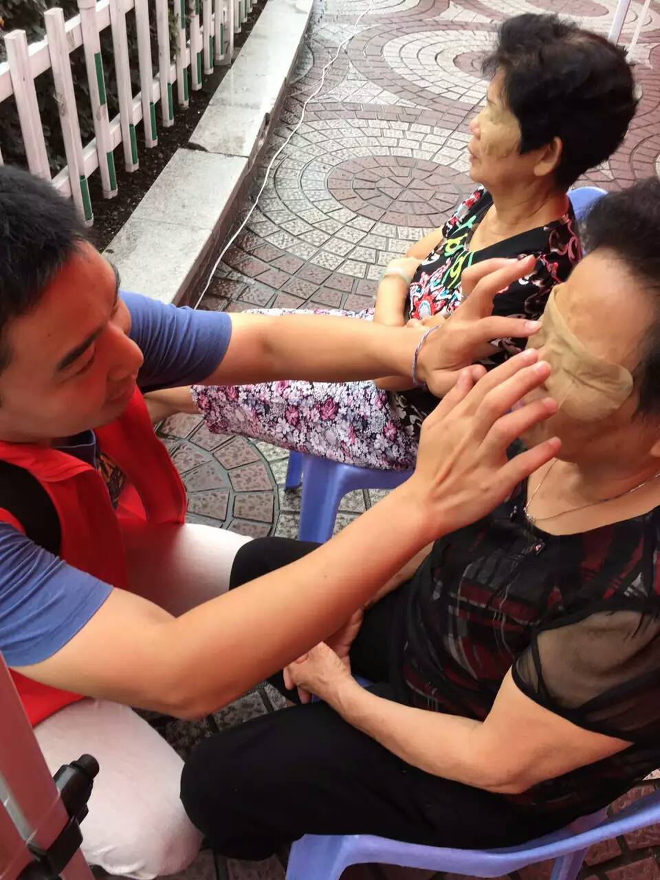 鹤年堂古方代理帮免费领取老大妈贴眼宝治疗眼疾体验